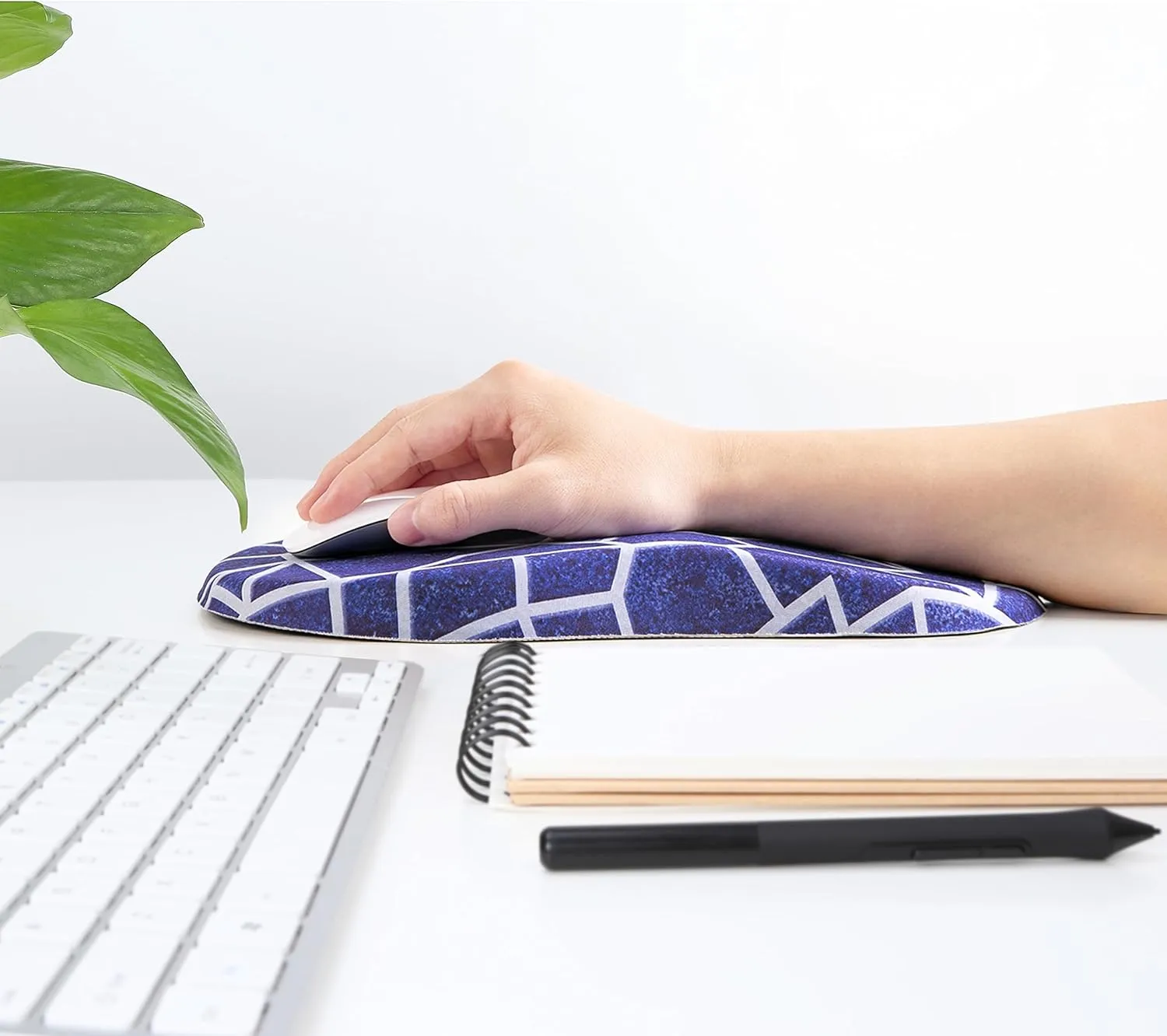 hueilm Ergonomic Mouse Pad Wrist Support,Pain Relief Mouse Pad with Wrist Rest,Entire Memory Foam Mouse Pad with Non-Slip PU Base,Comfortable Mousepad Perfect for Office & Home, 1PCS（Geometry）