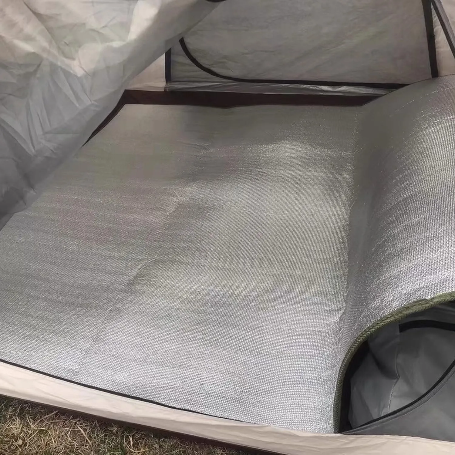 Sleeping Mats Double Sided Aluminum Foil Camping Mat Picnic Mat Insulating Thermal Mat Foil Foam Pad for Reflecting Heat Foil Camping Mat, with Storage Bag