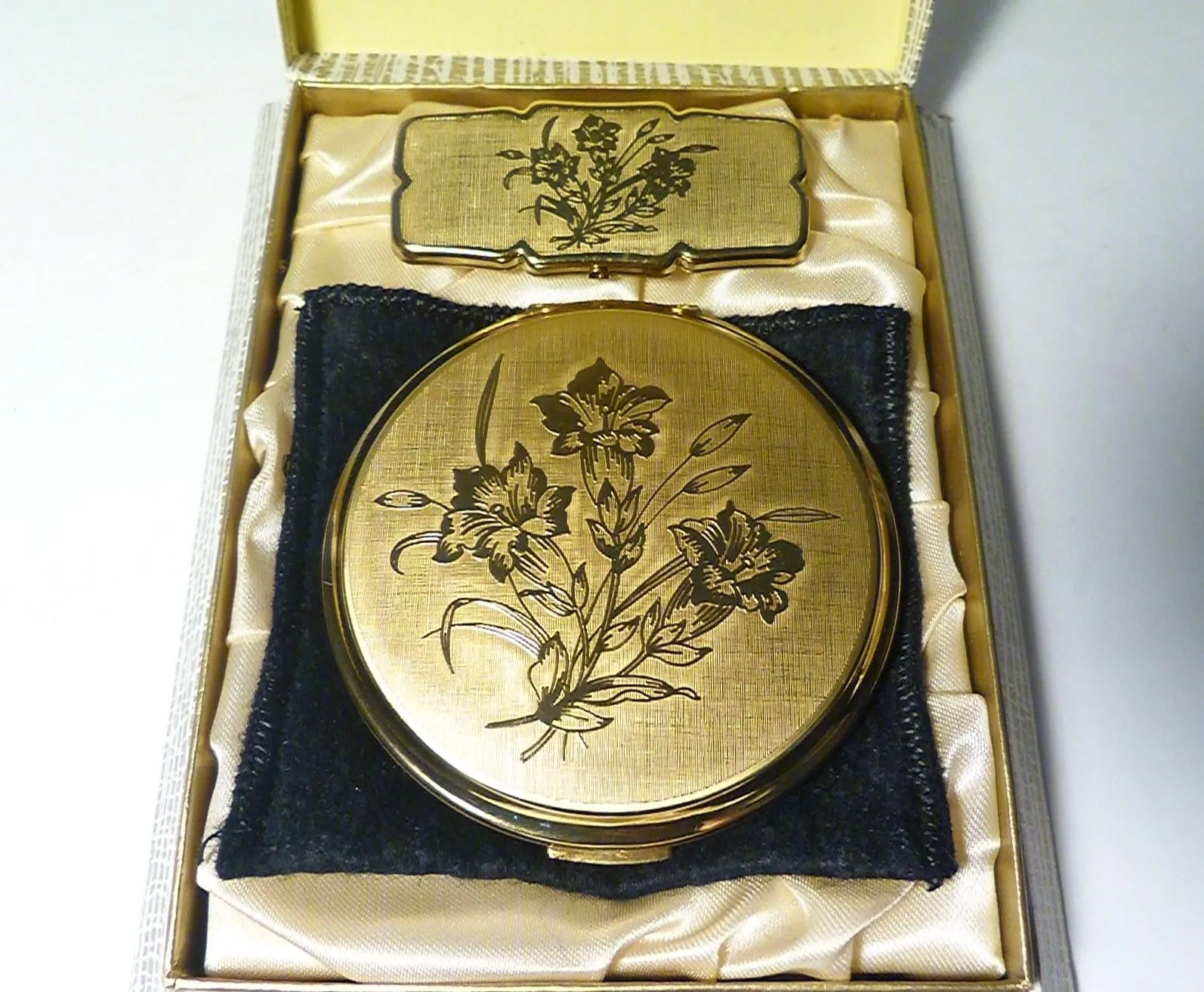 Vintage Compact And Lipstick Case Unused Vintage Stratton Vanity Set